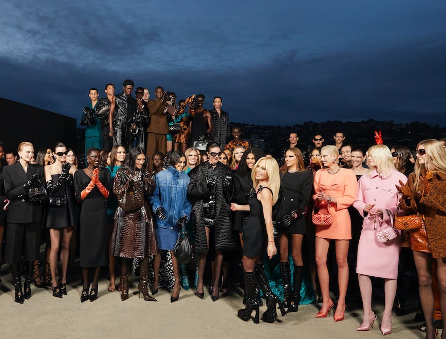 Donatella Versace insieme a tutte i modelli della F/W 2023-24 a Los Angeles in un ritratto realizzato ad hoc per L'OFFICIEL.