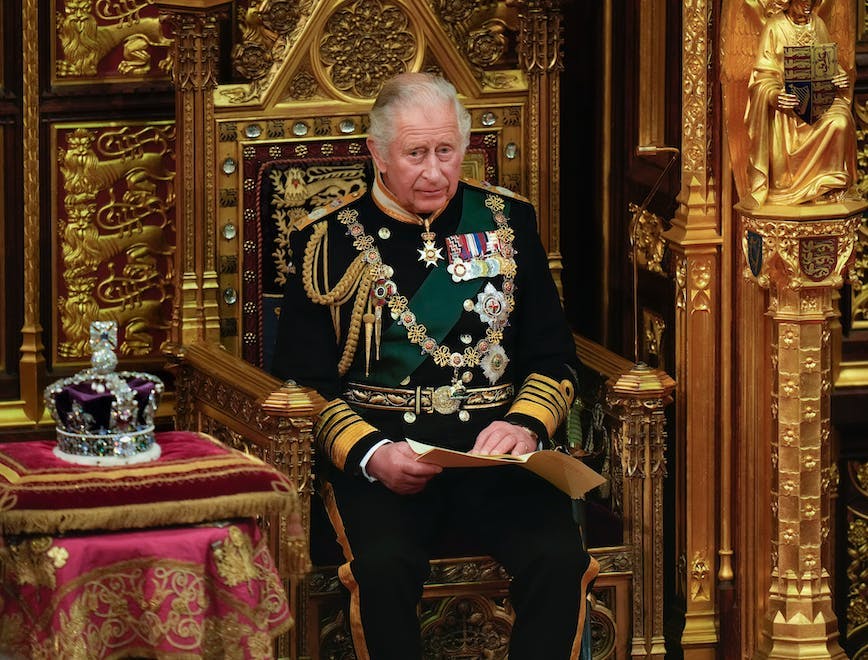 L'allora principe del Galles tiene l'annuale discorso del sovrano per l'apertura del Parlamento, l'ultimo di Elisabetta II, il 10 maggio 2022 (Getty Images)