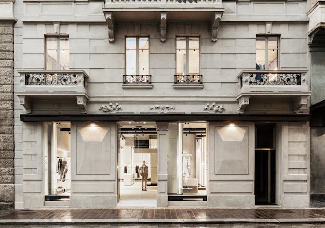 La facciata del palazzo della nuova boutique Tessabit a Como