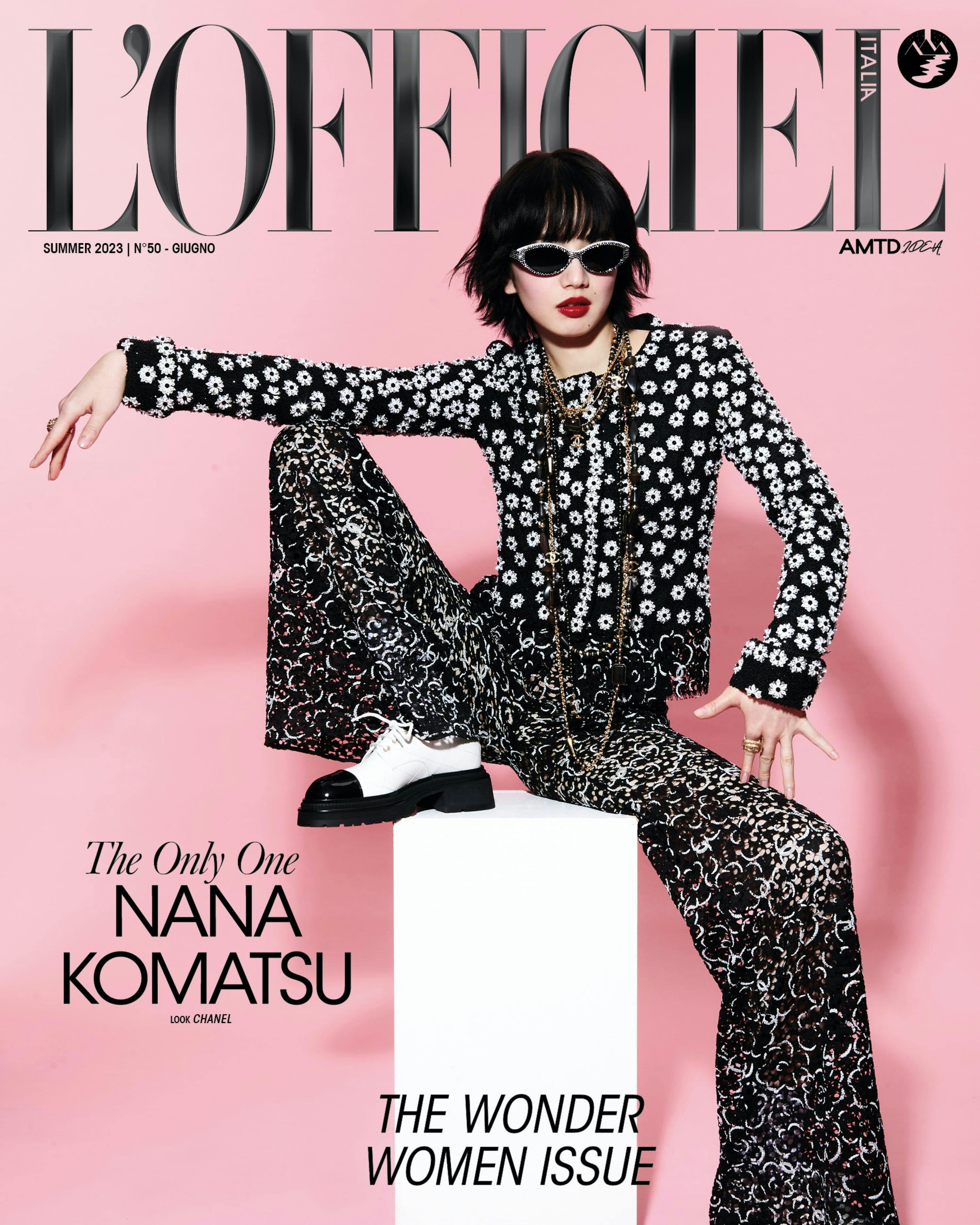 In cover Nana Komatsu indossa giacca di popeline ricamata, pantaloni di pizzo stampato, collane con perle e strass, anello, occhiali da sole e stringate, COLLECTION MÉTIERS D’ART CHANEL – DAKAR.