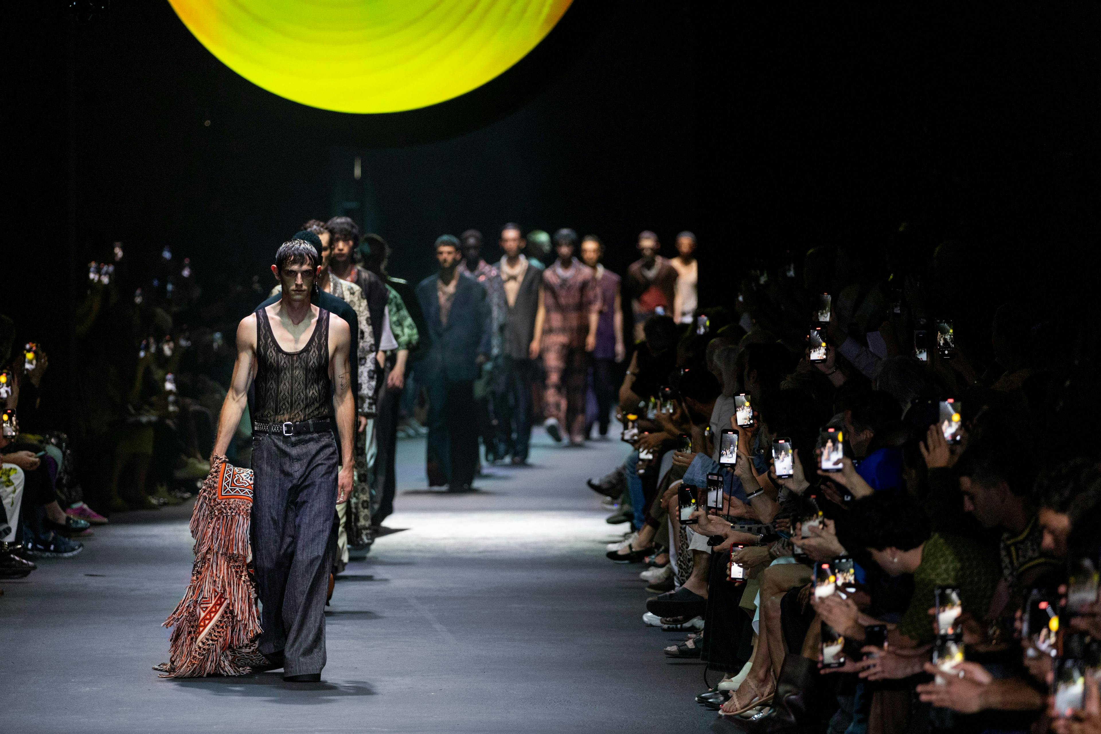 Etro la sfilata uomo primavera estate 2024 alla Milano Fashion Week