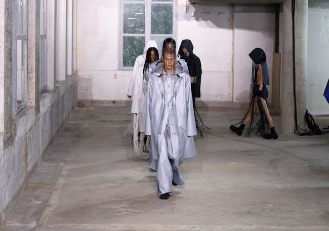 Rains collezione primavera estate 2024 alla Paris Fashion Week (Getty Images)