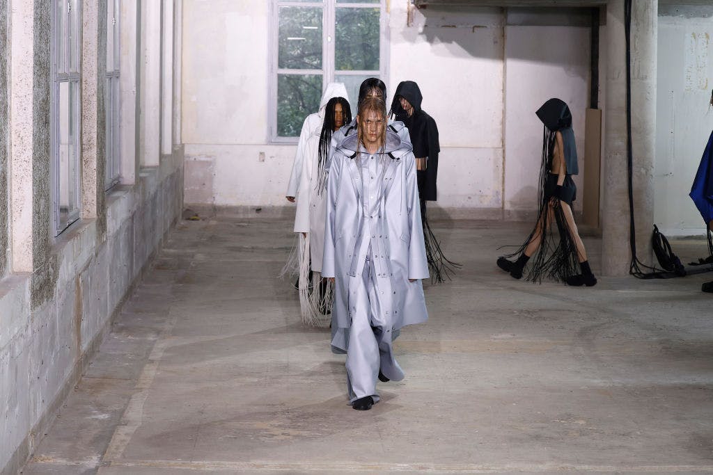 Rains collezione primavera estate 2024 alla Paris Fashion Week (Getty Images)
