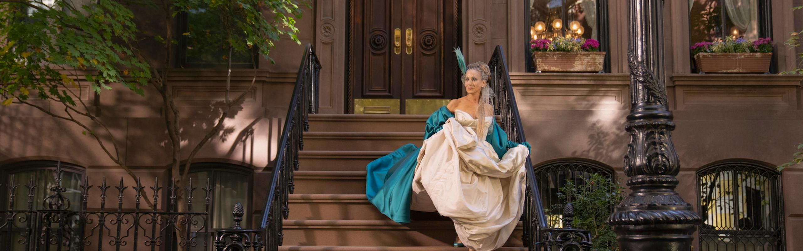 Carrie Bradshaw (Sarah Jessica Parker) indossa l'abito da sposa di Vivienne Westwood nella seconda stagione di "And Just Like That…"