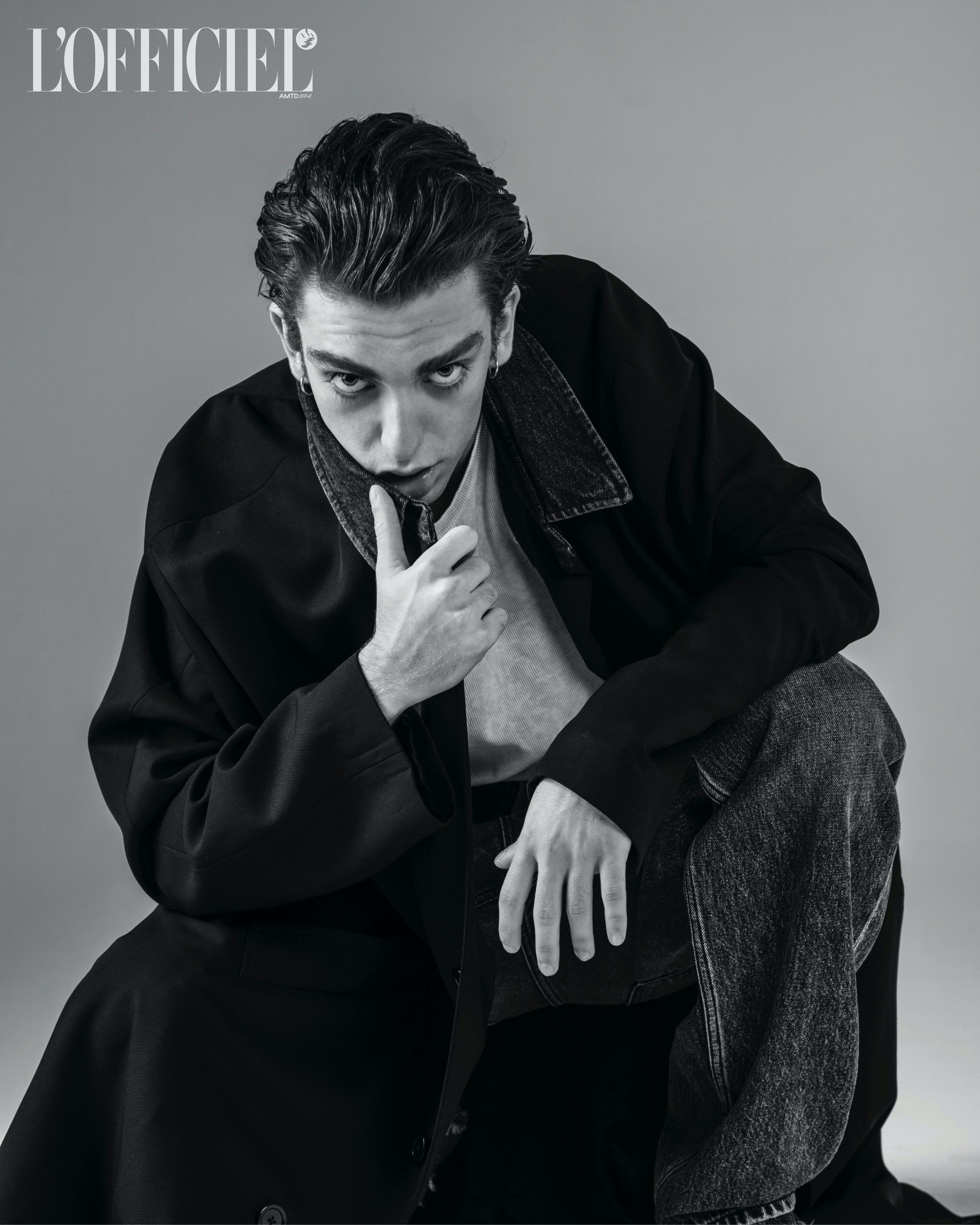 In questo scatto Domenico Cuomo indossa spolverino, giacca e pantaloni di denim, T-shirt e stivali, DIESEL