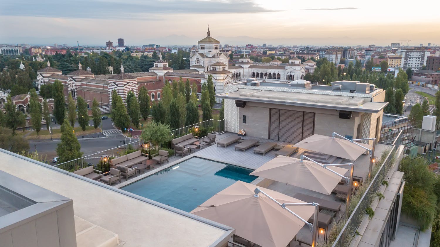 La The VIU Terrace con piscina all'Hotel VIU Milan