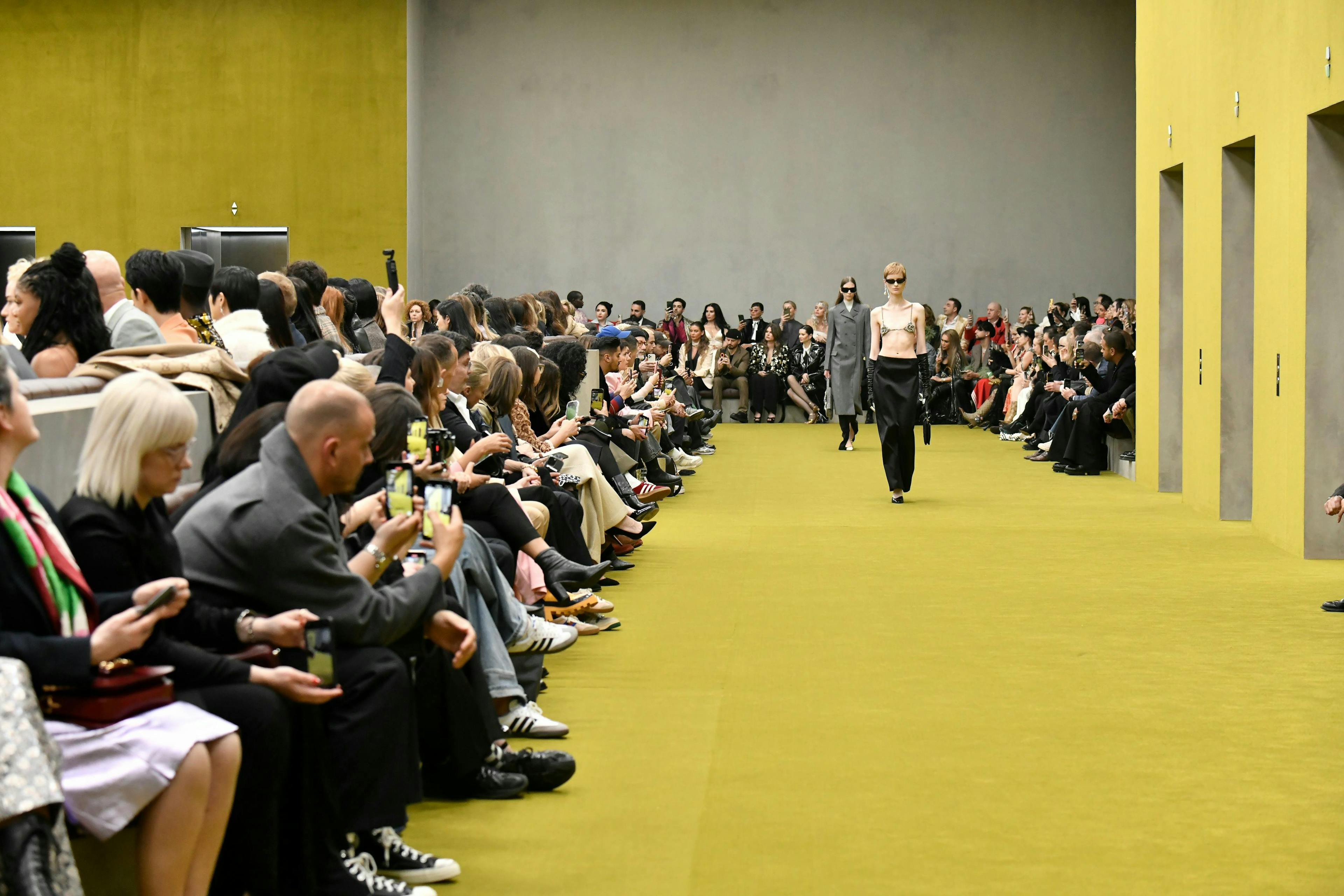 La sfilata di Gucci autunno inverno 2023-24 alla Milano Fashion Week