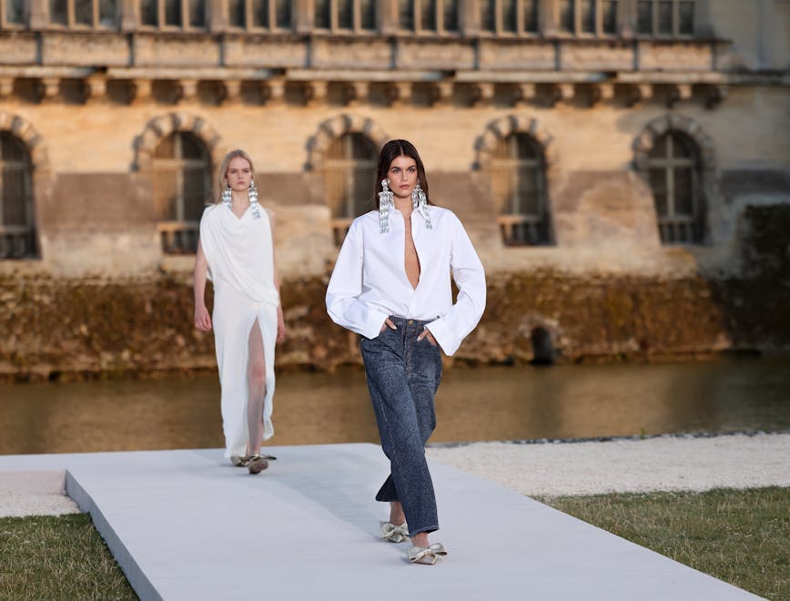 La sfilata "Un Chateau" di Valentino presentata alla Paris Fashion Week