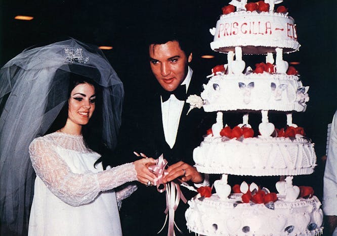 Priscilla Presley e Elvis Presley il giorno del matrimonio (Getty Images)