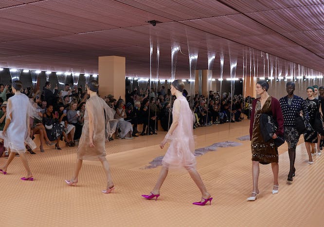 Prada la sfilata primavera estate 2024 alla Milano Fashion Week