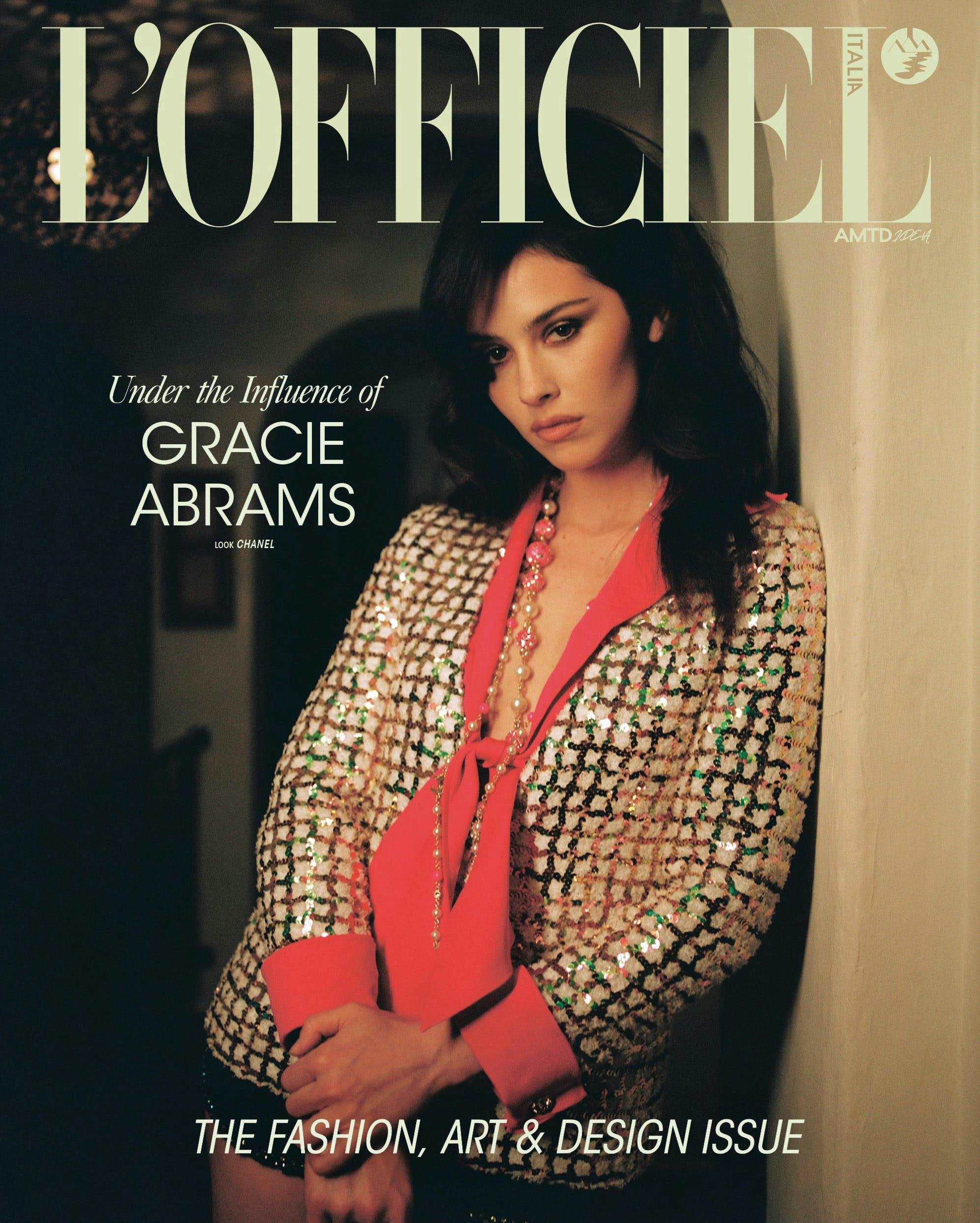 Gracie Abrams in cover indossa un total look CHANEL