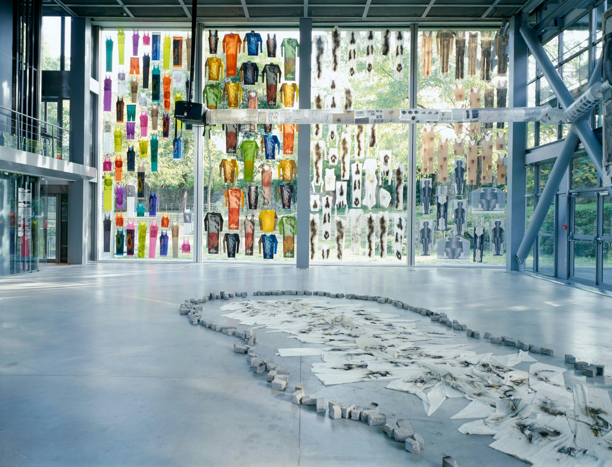 Installazione ISSEY MIYAKE MAKING THINGS alla Fondazione Cartier pour l'art contemporain Paris, 1998.