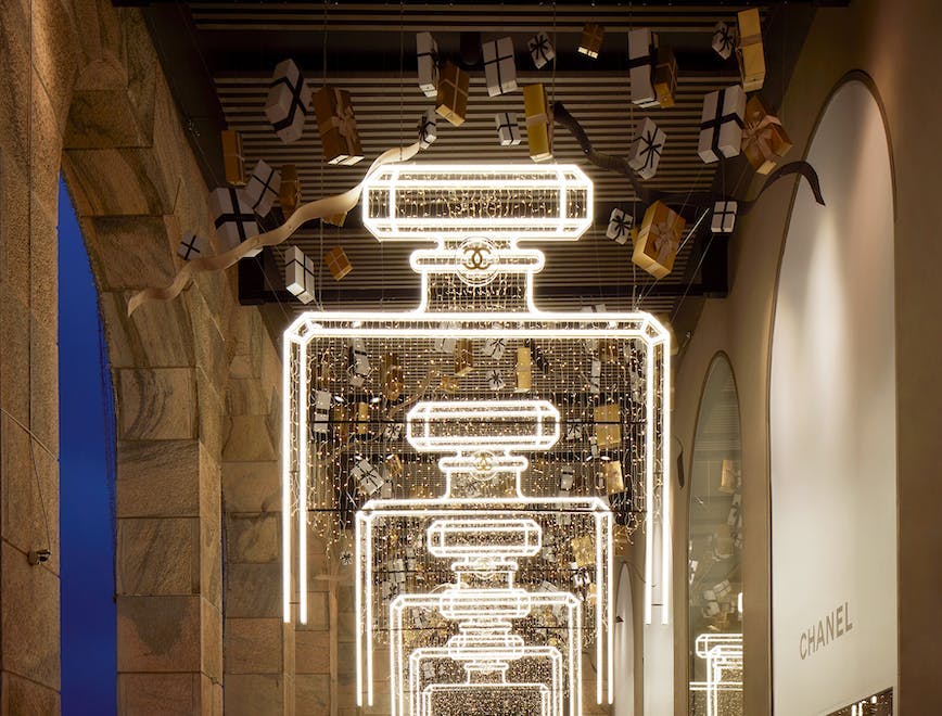 Chanel N°5 illumina la Rinascente di Milano
