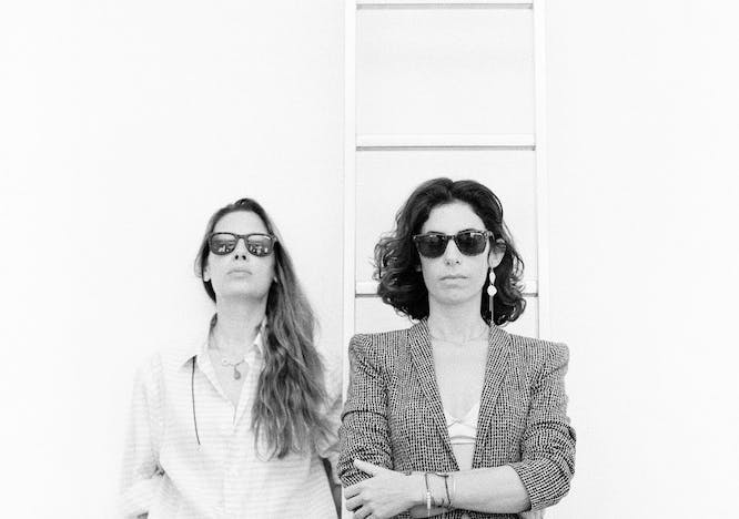 Un ritratto di Marta Caffarelli e Viola Naj Oleari di Atelier VM