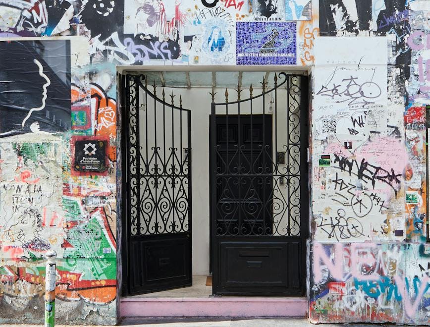 La famosa facciata con graffiti e scritte della casa di Serge