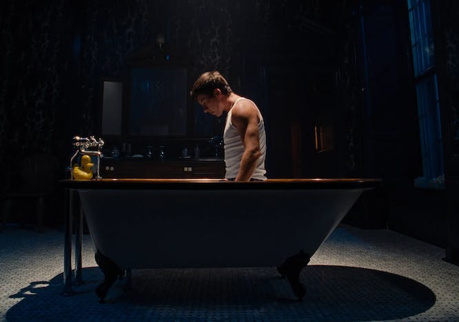 Un frame della scena della vasca da bagno con Barry Keoghan (Courtesy Amazon Prime Video)