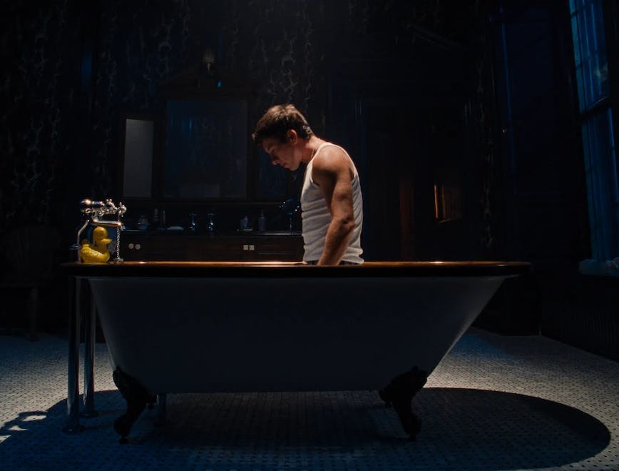 Un frame della scena della vasca da bagno con Barry Keoghan (Courtesy Amazon Prime Video)