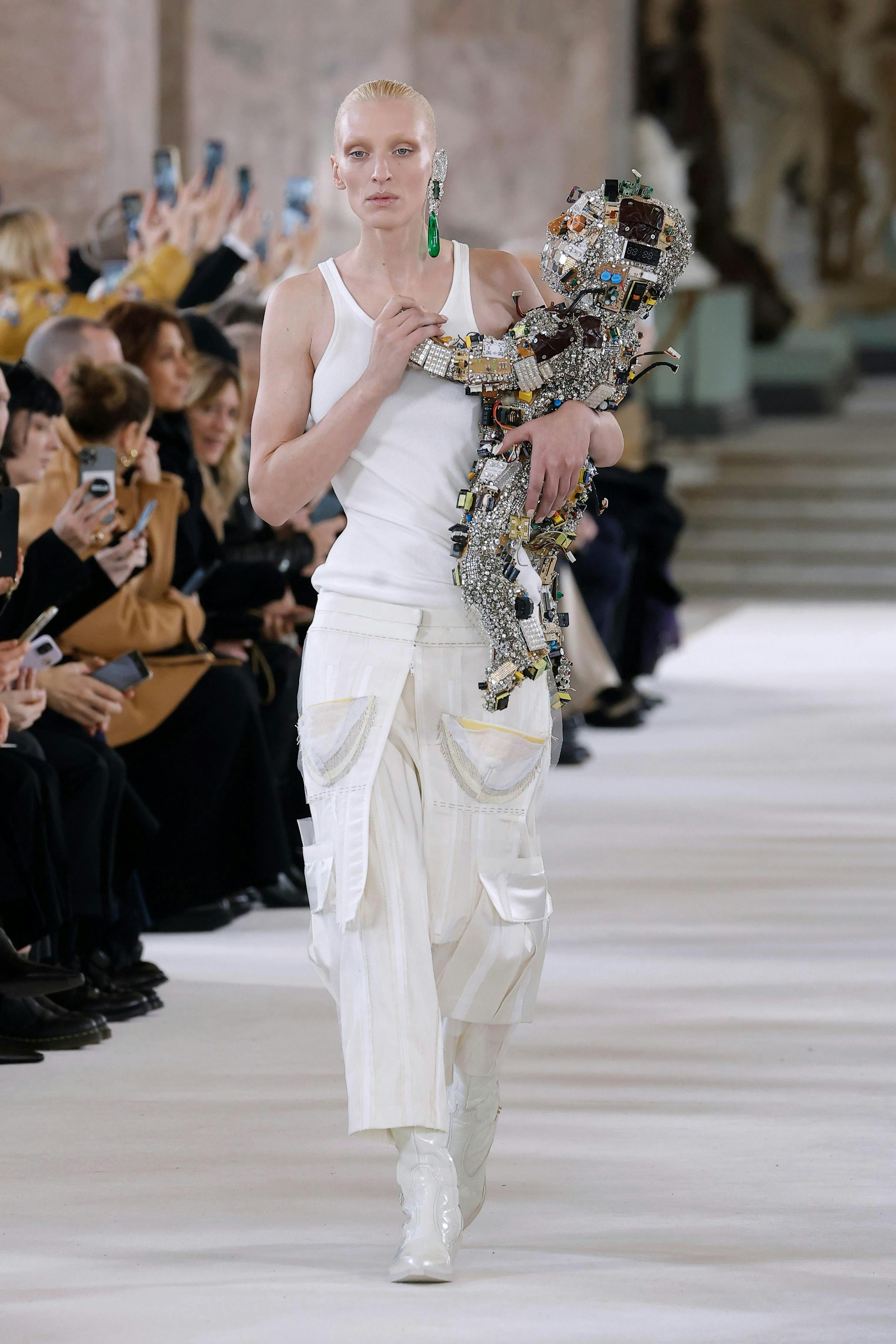 Schiaparelli la sfilata haute couture primavera estate 2024 (Getty Images)
