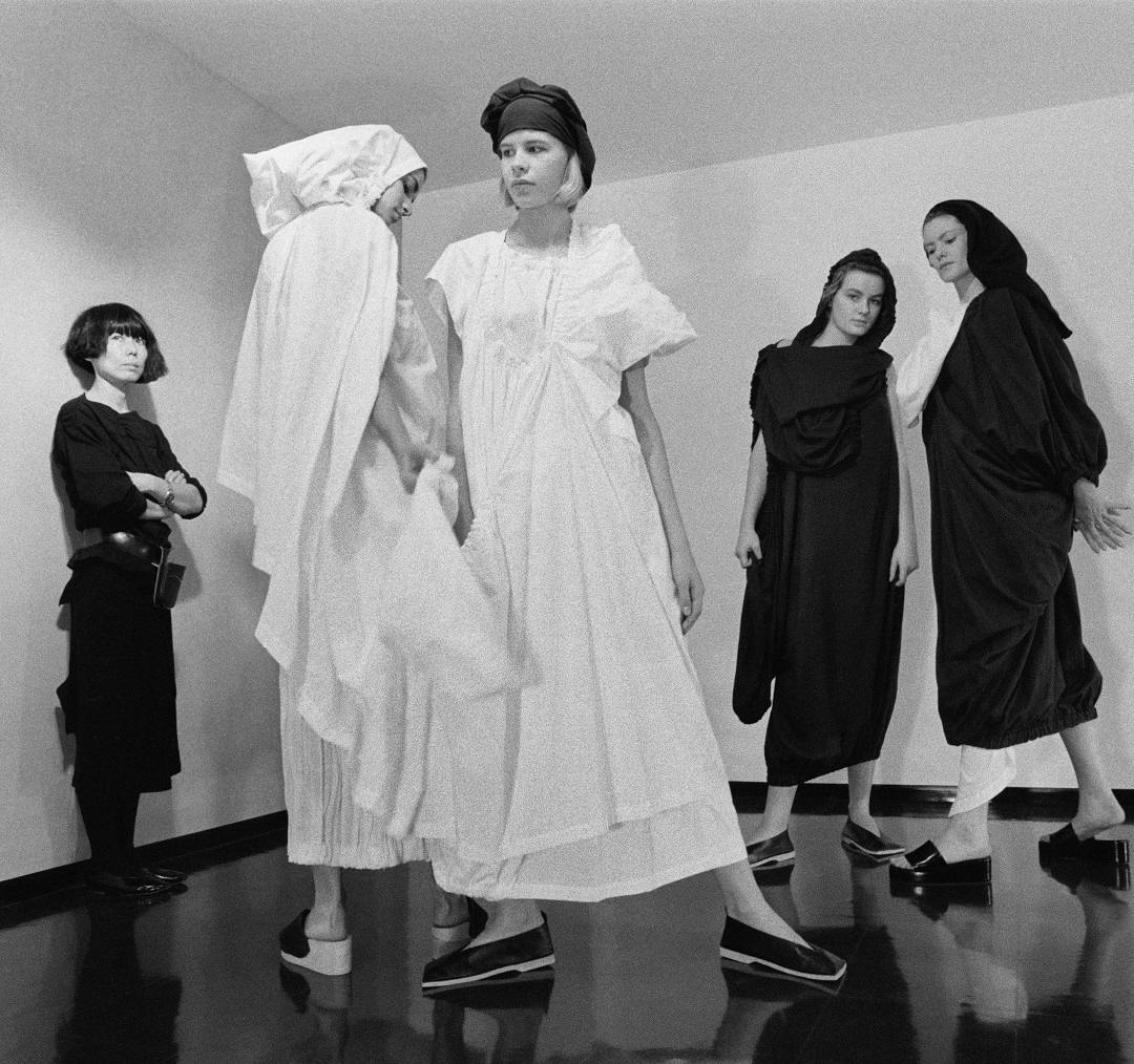Rei Kawakubo con le modelle in Comme des Garçons, People 1983.Foto courtesy The Metropolitan Museum of Art; photographer Anna-Marie Kellen.