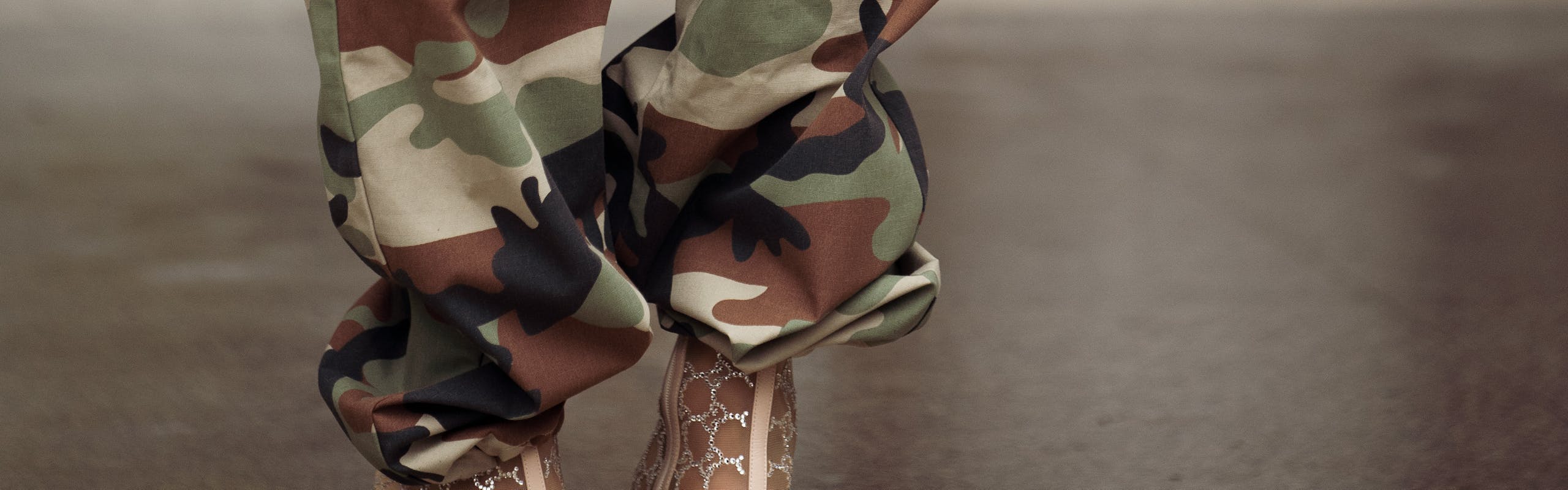 pantaloni donna cargo militari camouflage tacchi street style